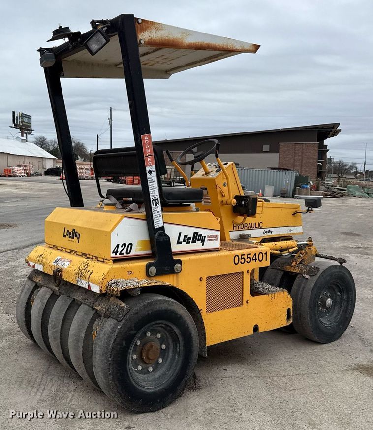 image for item EJ3415 2004 LeeBoy 420 pneumatic roller
