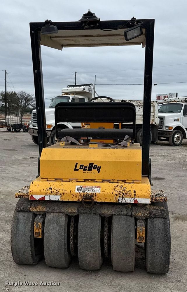 image for item EJ3415 2004 LeeBoy 420 pneumatic roller