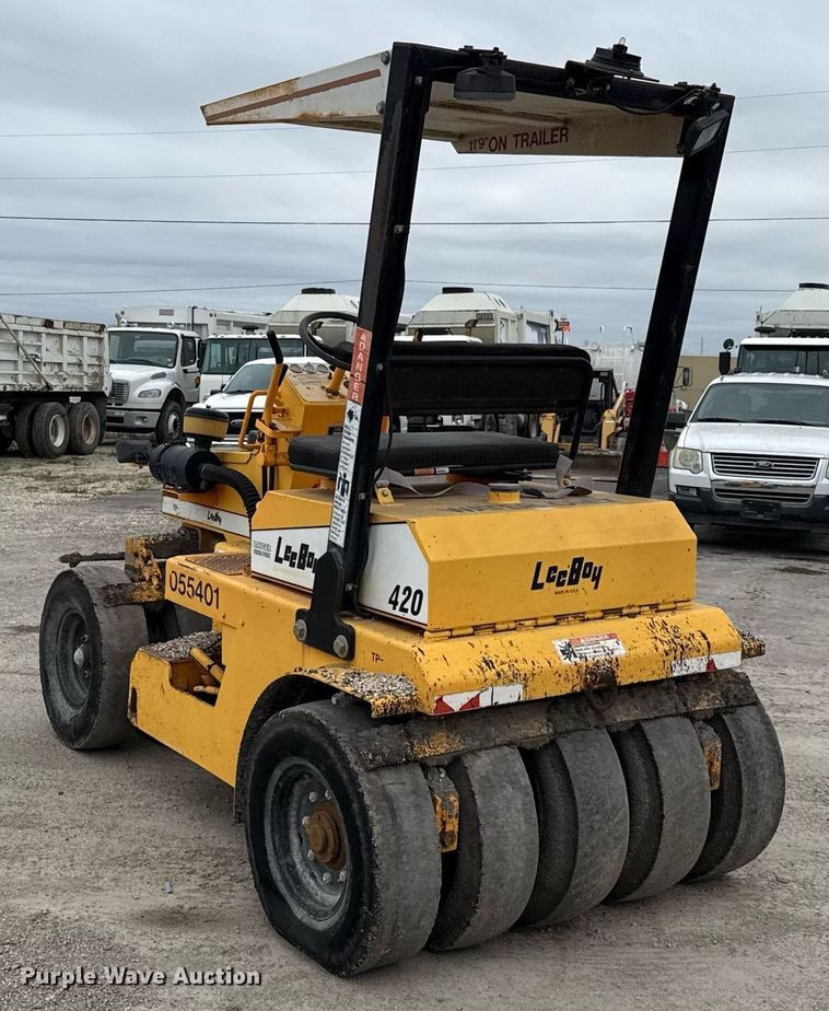 image for item EJ3415 2004 LeeBoy 420 pneumatic roller
