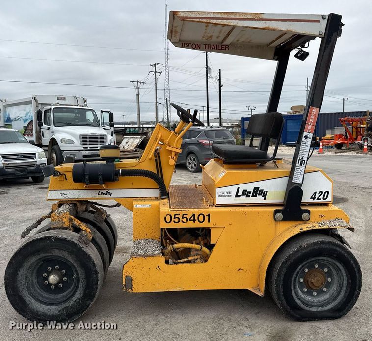 image for item EJ3415 2004 LeeBoy 420 pneumatic roller