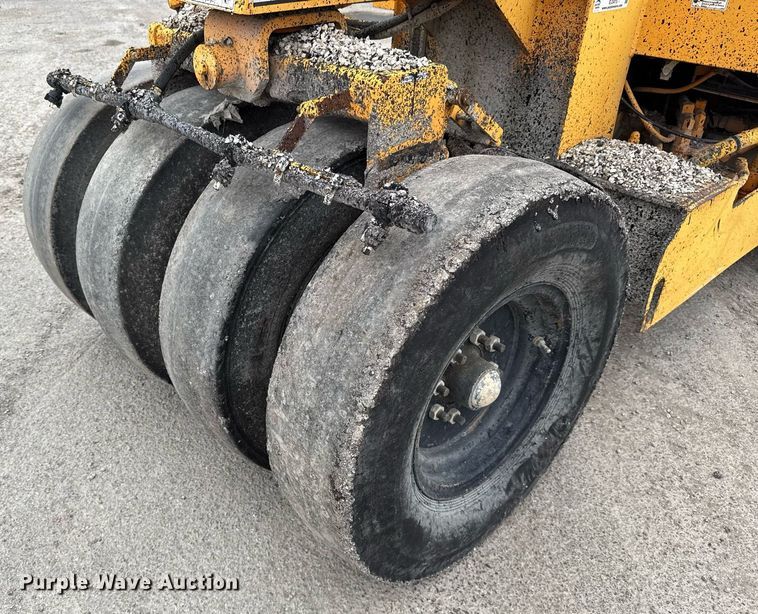 image for item EJ3415 2004 LeeBoy 420 pneumatic roller