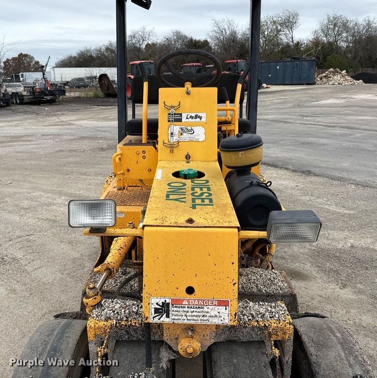 image for item EJ3415 2004 LeeBoy 420 pneumatic roller