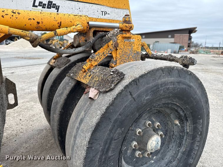 image for item EJ3415 2004 LeeBoy 420 pneumatic roller