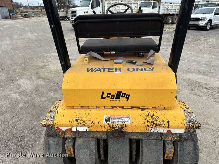 image for item EJ3415 2004 LeeBoy 420 pneumatic roller