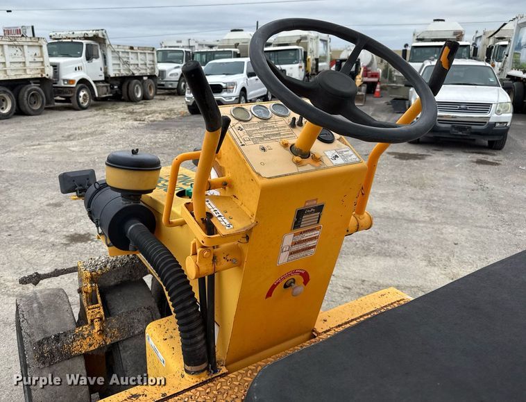 image for item EJ3415 2004 LeeBoy 420 pneumatic roller