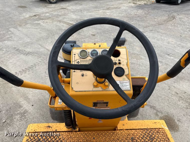 image for item EJ3415 2004 LeeBoy 420 pneumatic roller