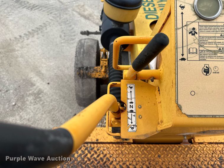 image for item EJ3415 2004 LeeBoy 420 pneumatic roller