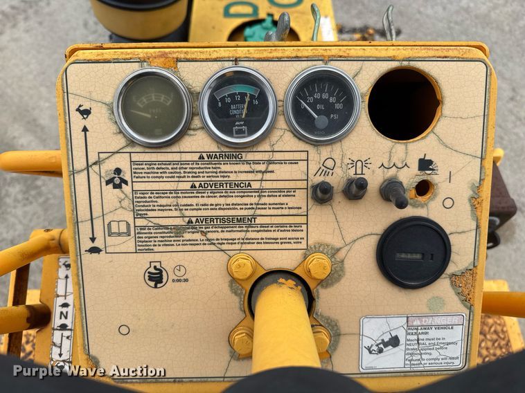 image for item EJ3415 2004 LeeBoy 420 pneumatic roller