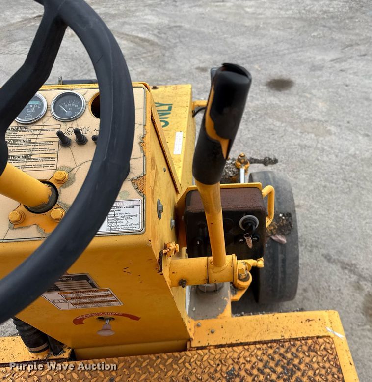 image for item EJ3415 2004 LeeBoy 420 pneumatic roller