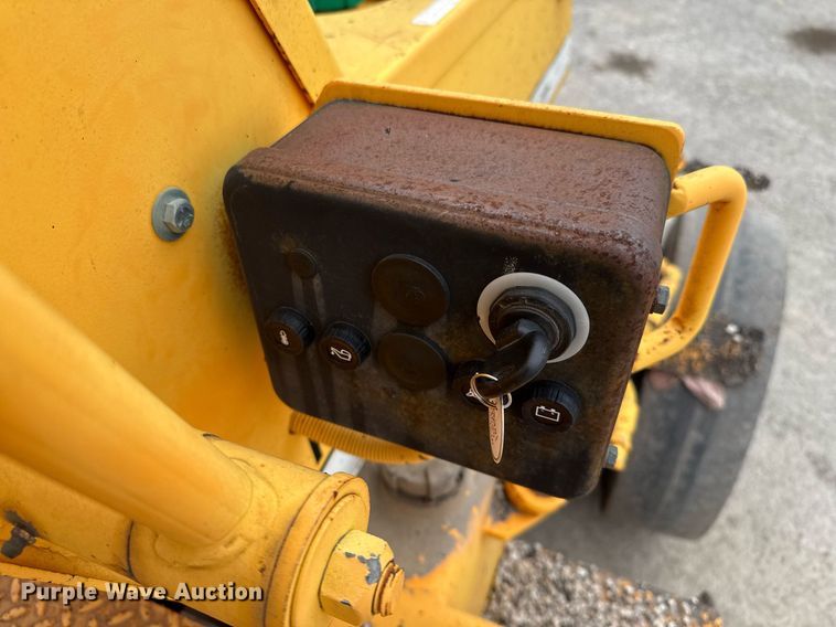 image for item EJ3415 2004 LeeBoy 420 pneumatic roller