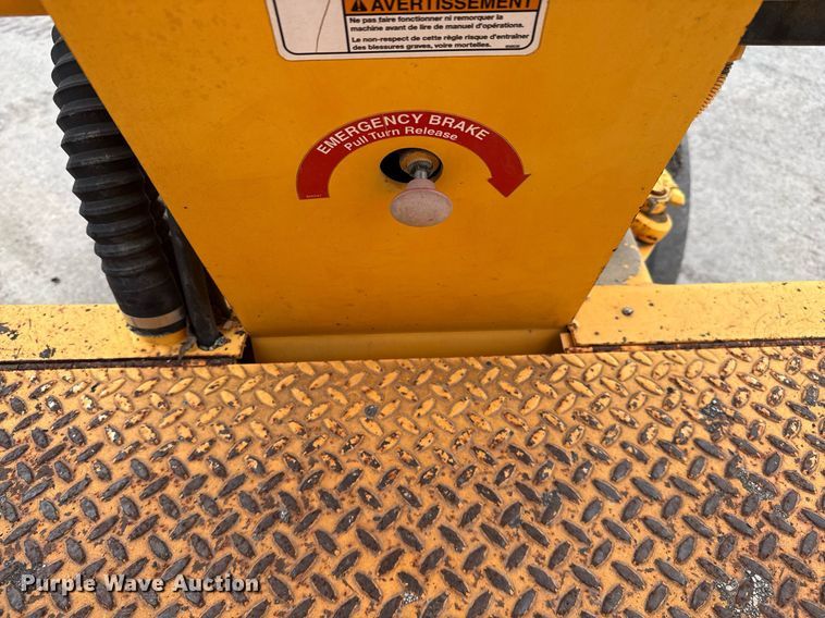 image for item EJ3415 2004 LeeBoy 420 pneumatic roller