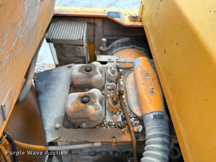 image for item EJ3415 2004 LeeBoy 420 pneumatic roller