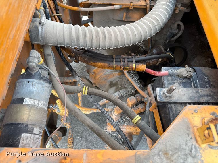 image for item EJ3415 2004 LeeBoy 420 pneumatic roller