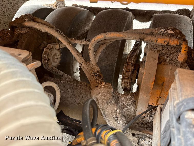 image for item EJ3415 2004 LeeBoy 420 pneumatic roller