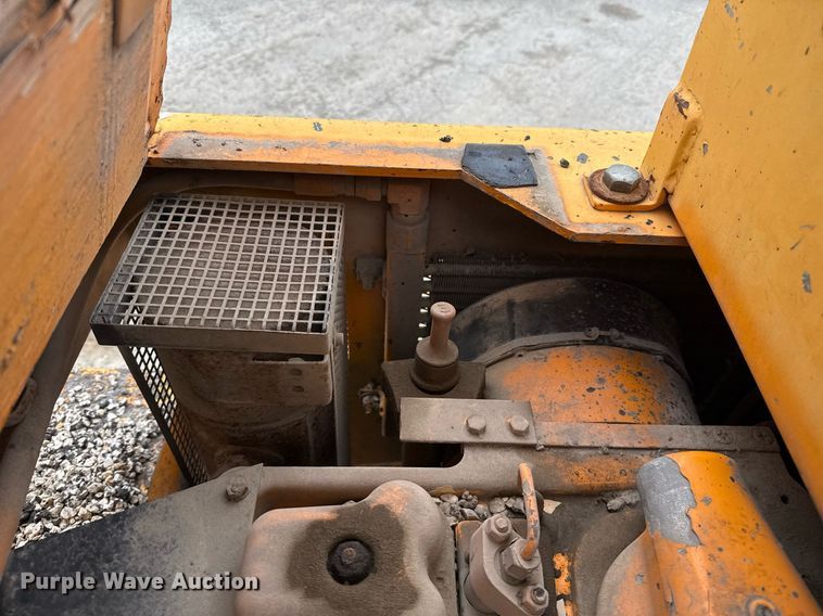 image for item EJ3415 2004 LeeBoy 420 pneumatic roller