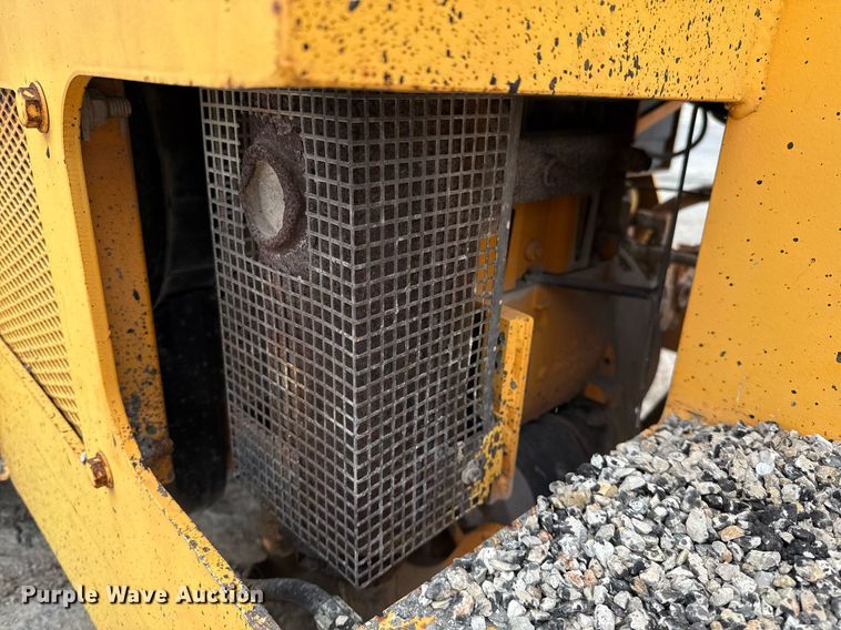 image for item EJ3415 2004 LeeBoy 420 pneumatic roller