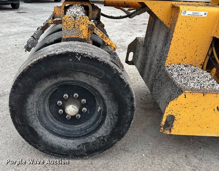 image for item EJ3415 2004 LeeBoy 420 pneumatic roller