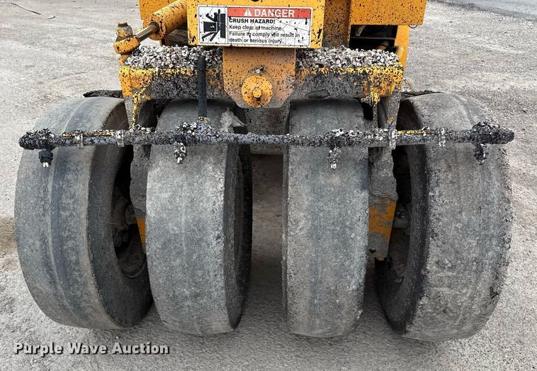 image for item EJ3415 2004 LeeBoy 420 pneumatic roller