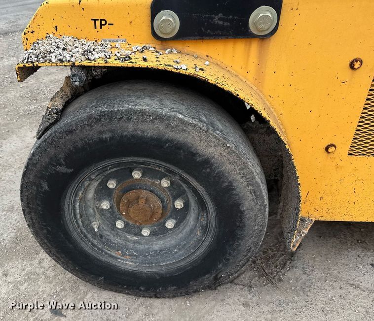 image for item EJ3415 2004 LeeBoy 420 pneumatic roller