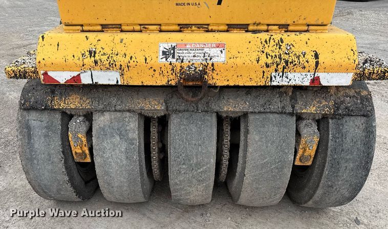 image for item EJ3415 2004 LeeBoy 420 pneumatic roller