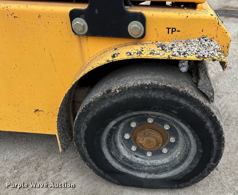 image for item EJ3415 2004 LeeBoy 420 pneumatic roller