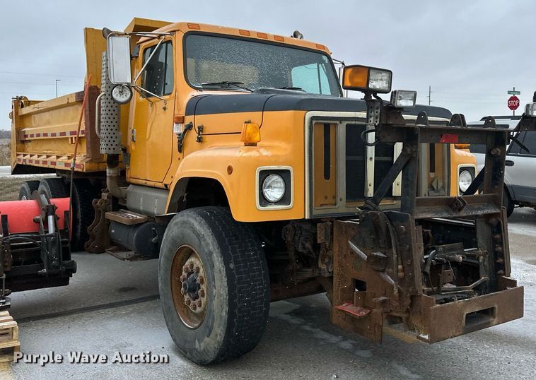 image for item EN3007 1998 International  2554 dump truck