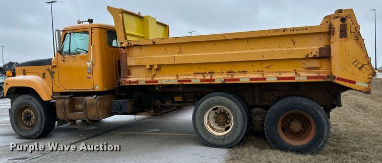image for item EN3007 1998 International  2554 dump truck