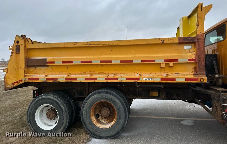 image for item EN3007 1998 International  2554 dump truck