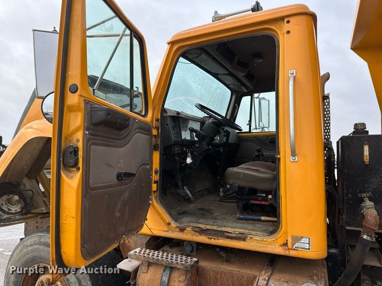 image for item EN3007 1998 International  2554 dump truck