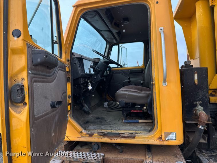 image for item EN3007 1998 International  2554 dump truck