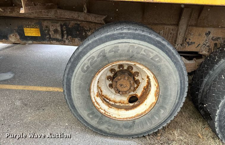 image for item EN3007 1998 International  2554 dump truck