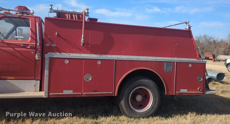 image for item ER1042 1985 Ford F700 pumper fire truck