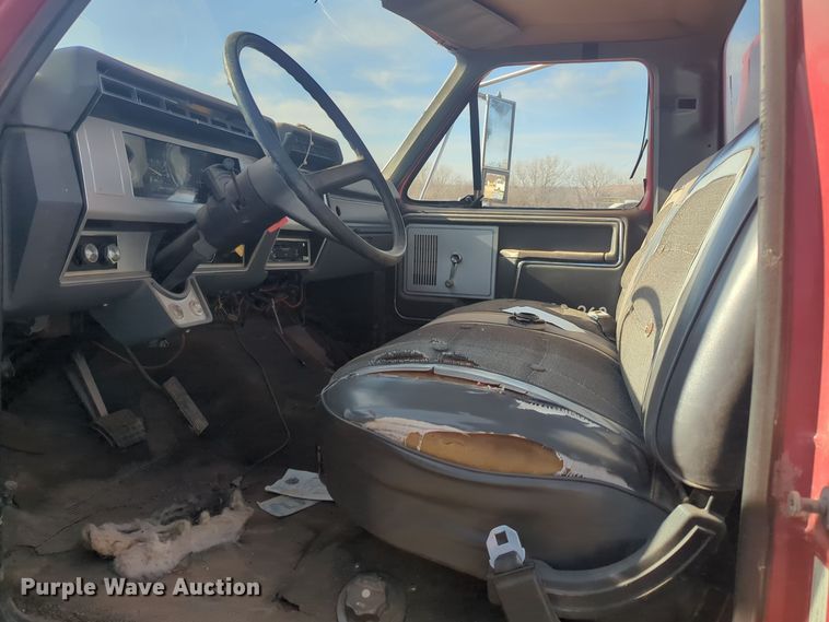 image for item ER1042 1985 Ford F700 pumper fire truck