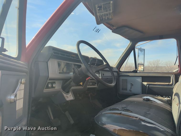 image for item ER1042 1985 Ford F700 pumper fire truck