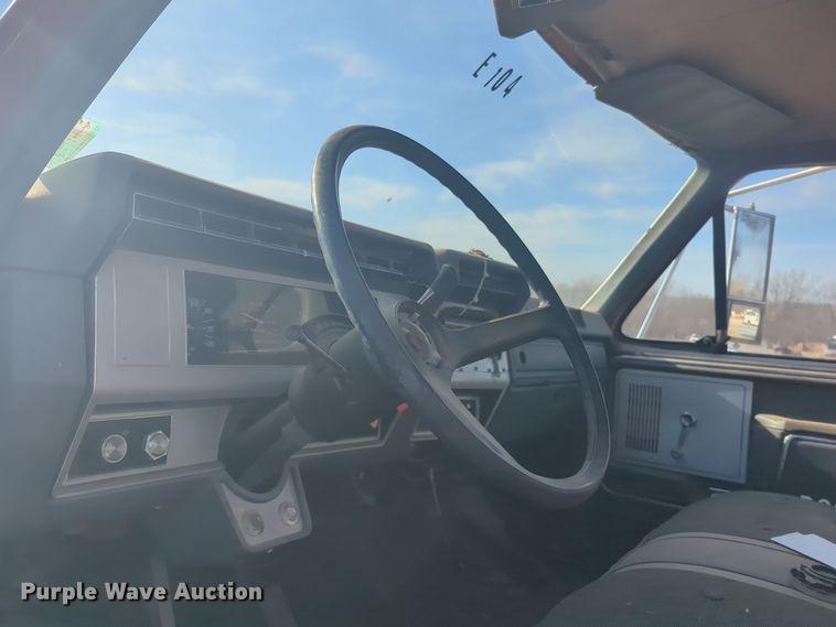 image for item ER1042 1985 Ford F700 pumper fire truck