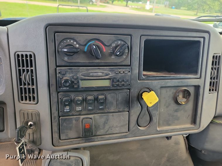 image for item KA9867 2005 International 7400 dump truck