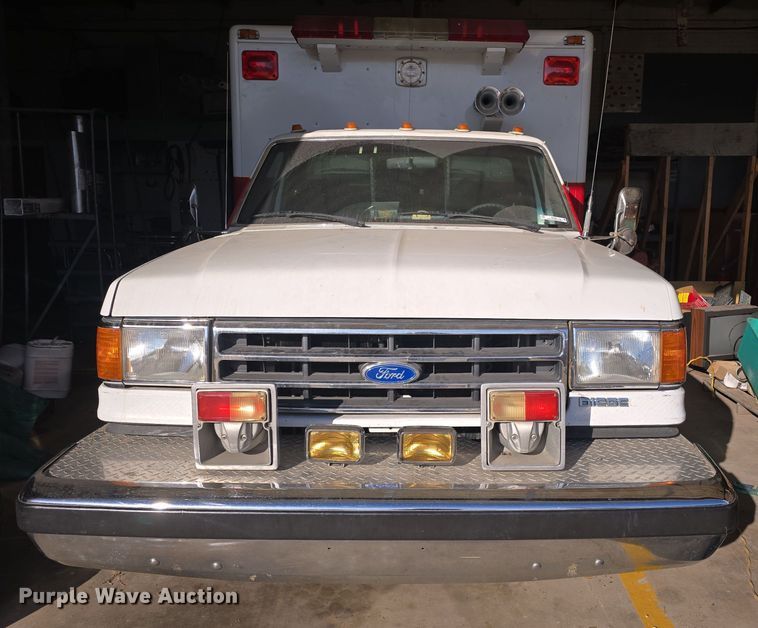 image for item NI9361 1990 Ford F350 XL ambulance