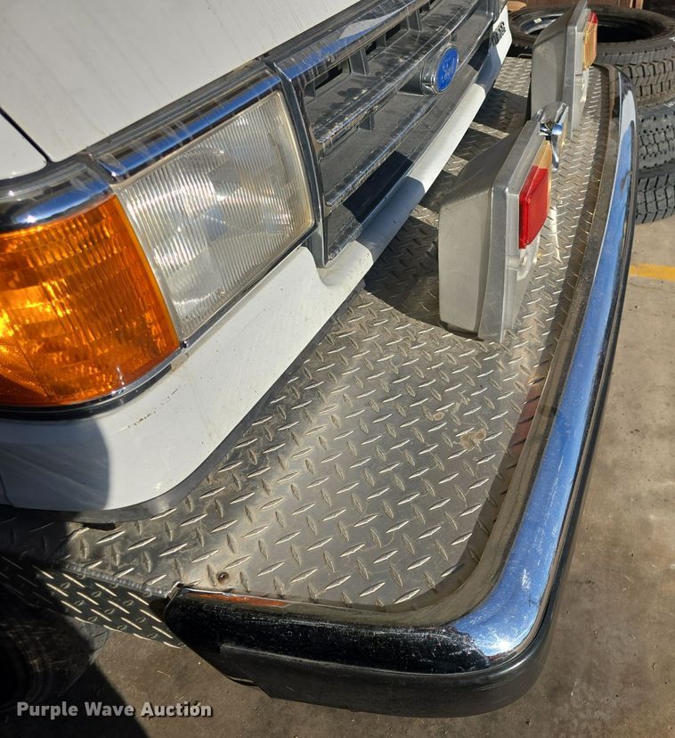 image for item NI9361 1990 Ford F350 XL ambulance