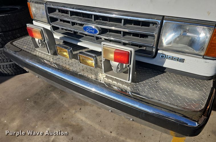 image for item NI9361 1990 Ford F350 XL ambulance