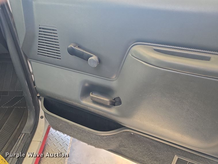 image for item NI9361 1990 Ford F350 XL ambulance