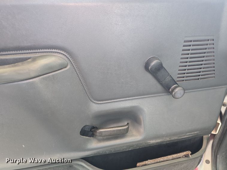 image for item NI9361 1990 Ford F350 XL ambulance