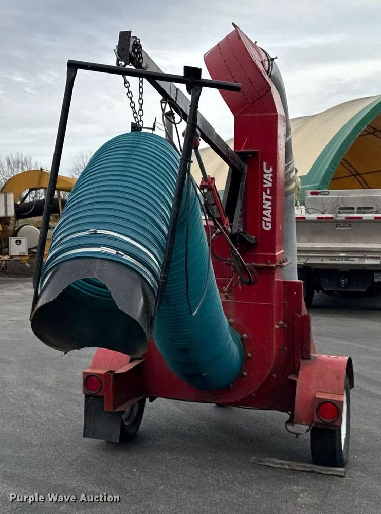 image for item OG9776 2009 Giant Vac TM4901JDTB-HW leaf vacuum trailer 