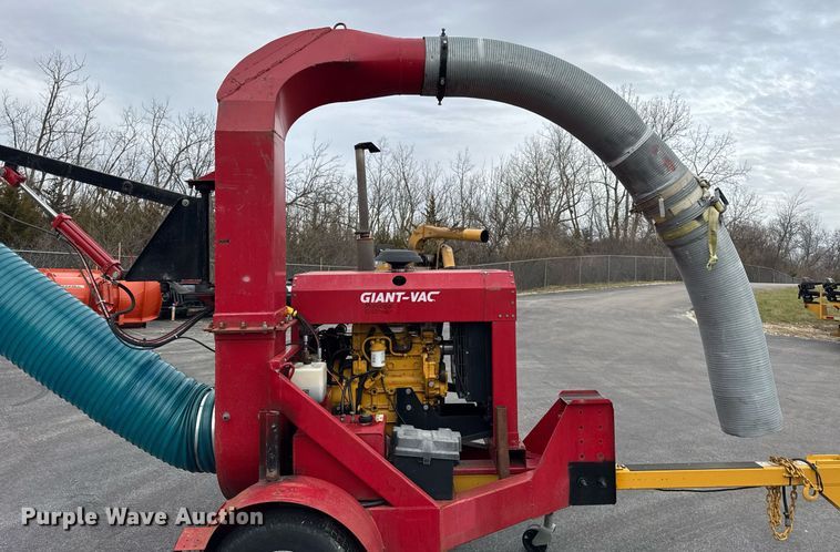 image for item OG9776 2009 Giant Vac TM4901JDTB-HW leaf vacuum trailer 