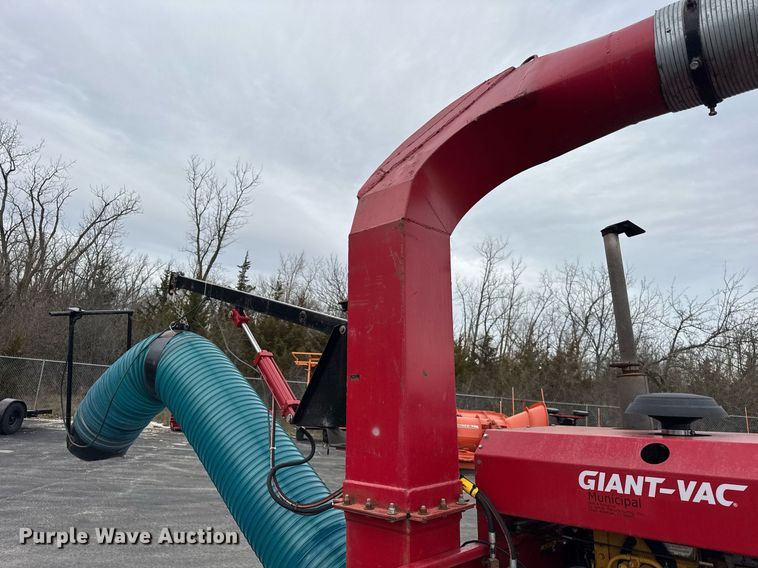 image for item OG9776 2009 Giant Vac TM4901JDTB-HW leaf vacuum trailer 