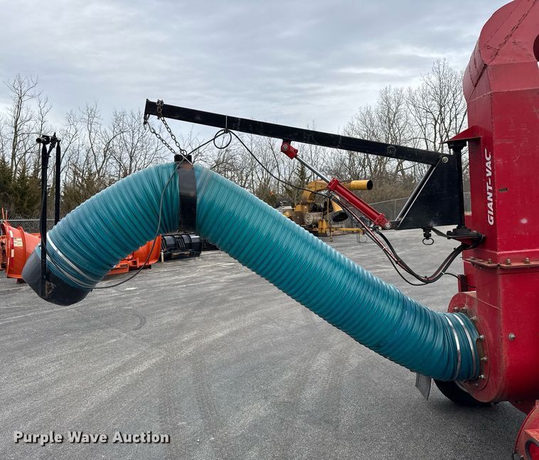 image for item OG9776 2009 Giant Vac TM4901JDTB-HW leaf vacuum trailer 