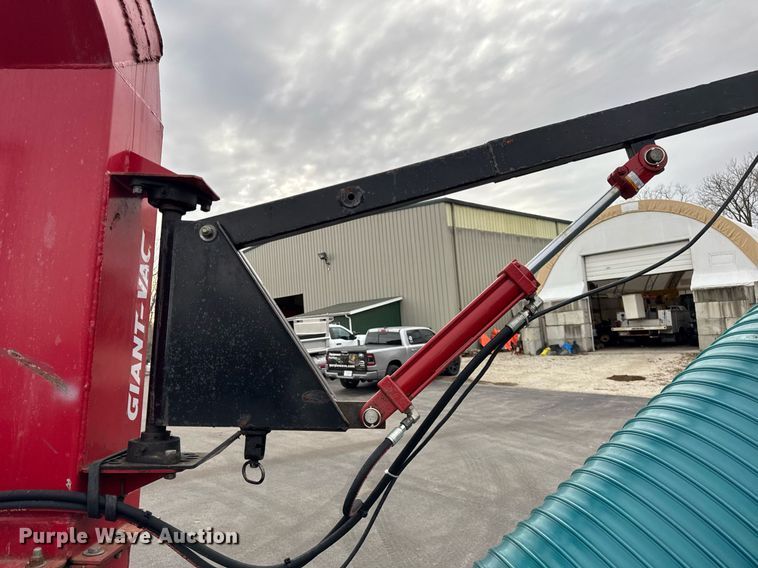 image for item OG9776 2009 Giant Vac TM4901JDTB-HW leaf vacuum trailer 