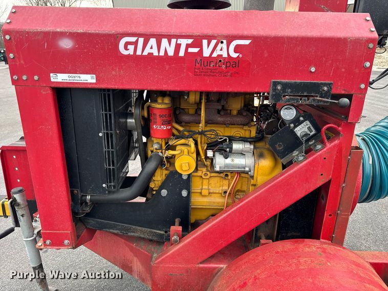 image for item OG9776 2009 Giant Vac TM4901JDTB-HW leaf vacuum trailer 