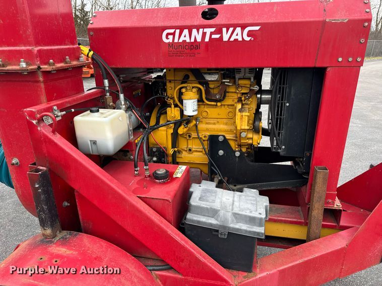 image for item OG9776 2009 Giant Vac TM4901JDTB-HW leaf vacuum trailer 