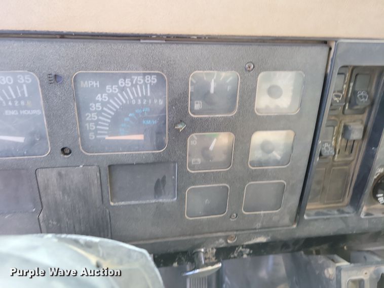 image for item OH9498 1991 International 4900 water truck