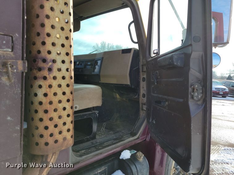 image for item OH9498 1991 International 4900 water truck